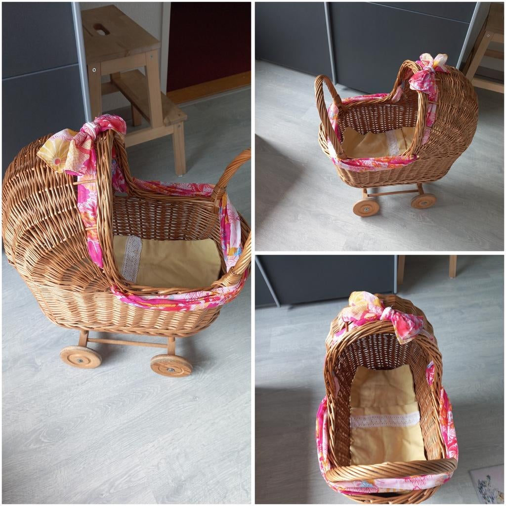 Mooie rieten poppenwagen alleen binnen gebruikt graag bieden, Ophalen of Verzenden, Zo goed als nieuw