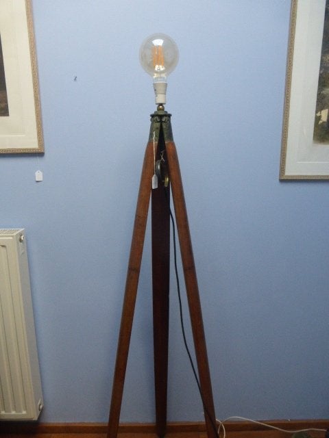 Antieke landmeters driepoot omgebouwd als lamp. Tri-pot, Ophalen
