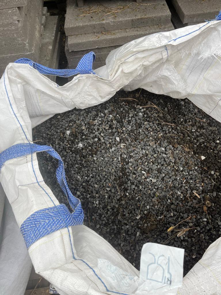 Gratis af te halen: 2 halve bigbags gebruikt grind op pallet, Ophalen, Overige materialen, Gebruikt, Grind