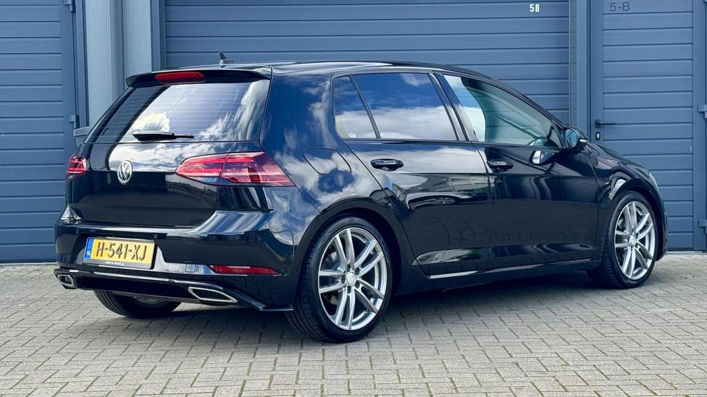 Volkswagen Golf 1.0 TSI- 110pk Highline | Business R | Facel, Auto's, Gebruikt, Lichtsensor, Zwart, Bedrijf