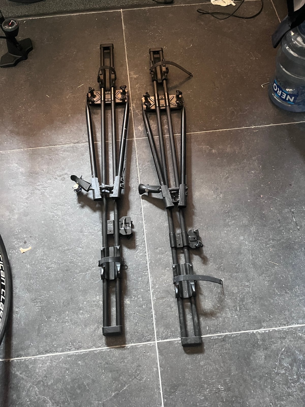 Thule fietsendragers voor dakdragers (2 stuks), Ophalen, 2 fietsen, Gebruikt, Dakdrager