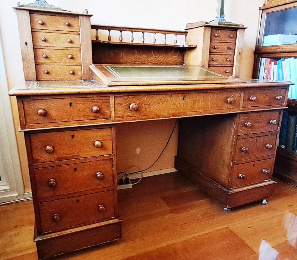 Zeldzaam prachtig sierlijk eikenhout Dickens bureau 1910, Huis en Inrichting, Bureaus, Ophalen, Overige typen, Gebruikt, 135 cm