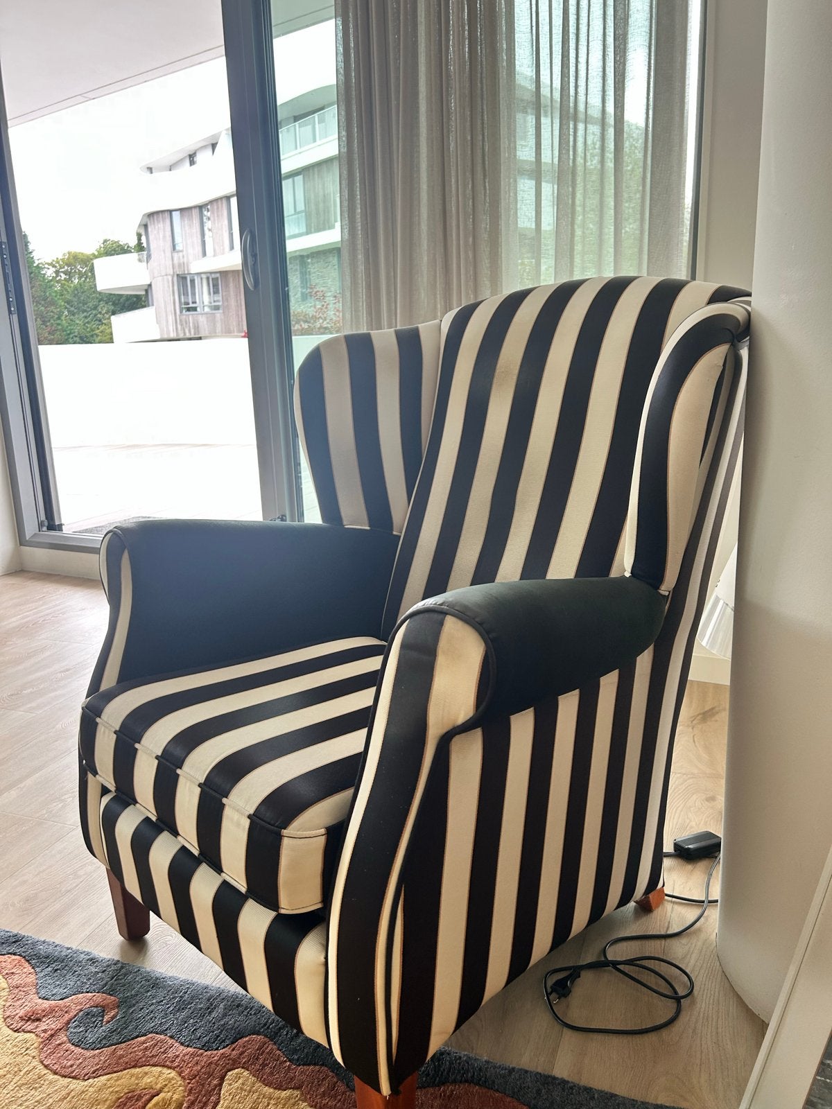 Stijlvolle Gestreepte Oorfauteuil | Zwart-Wit Eyecatcher, Huis en Inrichting, Ophalen, Gebruikt, Stof, 75 tot 100 cm