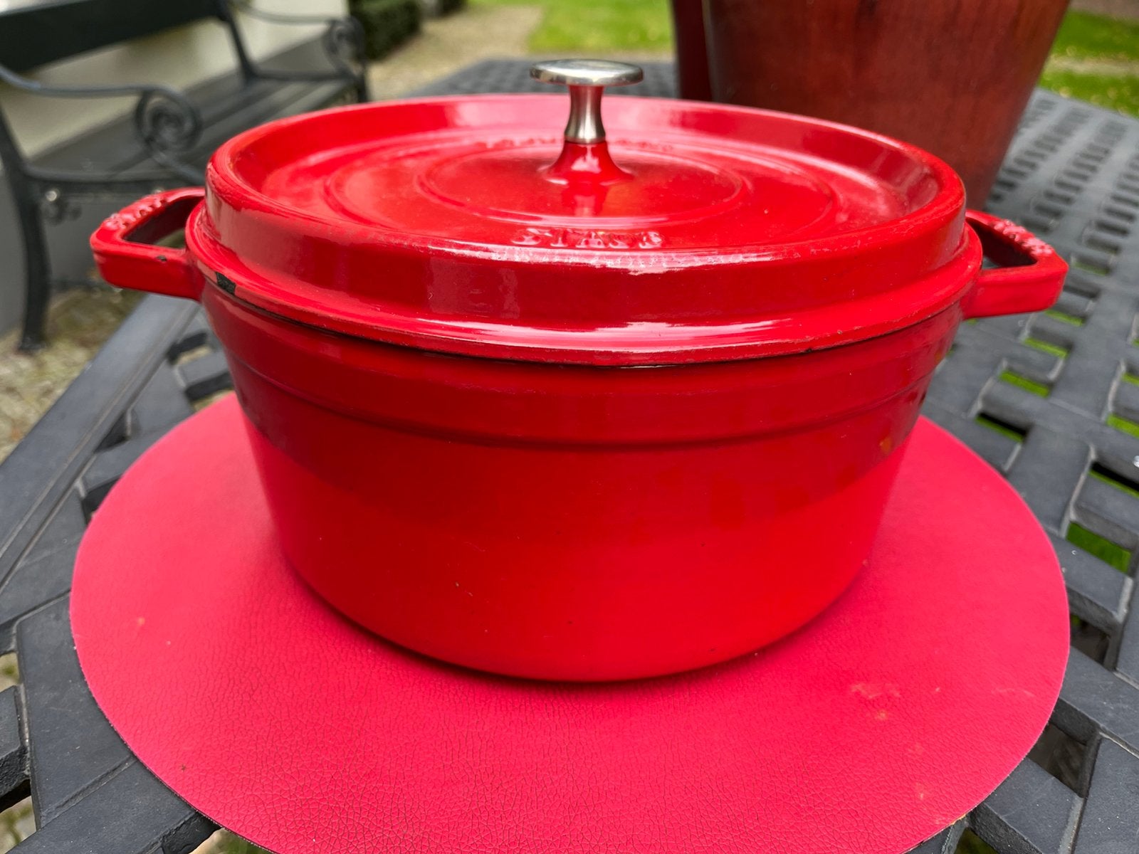 Staub Braadpan La Cocotte 26 cm rood gietijzer, Gebruikt, Ophalen of Verzenden, Geschikt voor inductie, Overige merken