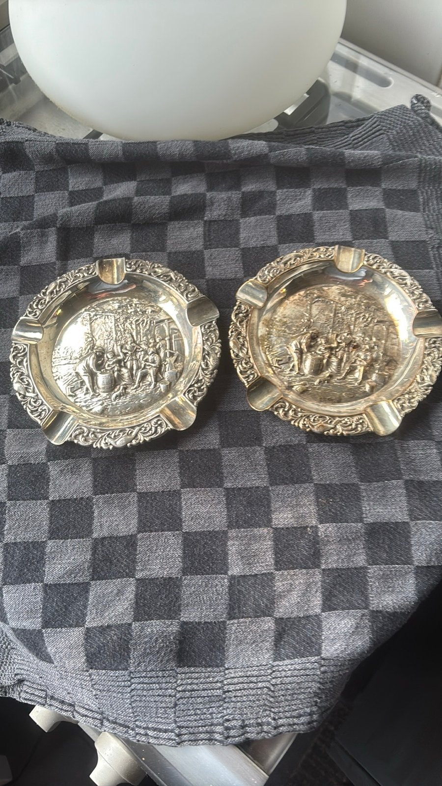 Set van 2 verzilverde asbakken met reliëf, Ophalen of Verzenden