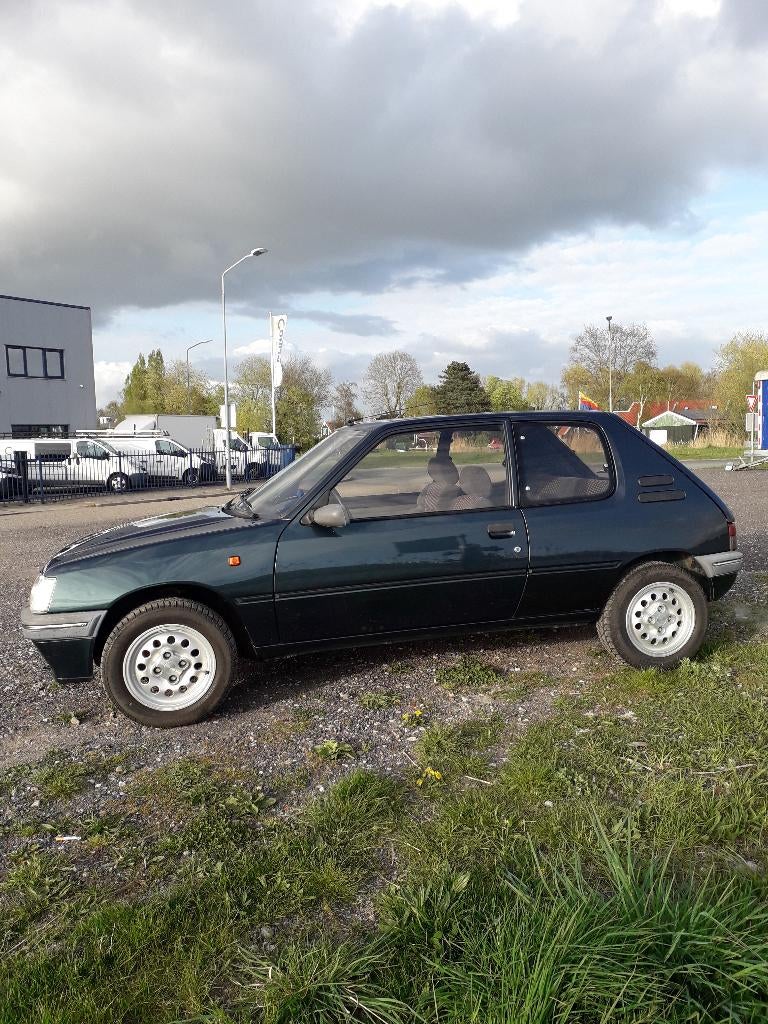 Peugeot 205 1.6 Forever AUT 1995 Groen, Auto's, Stof, Origineel Nederlands, Metallic lak, Grijs