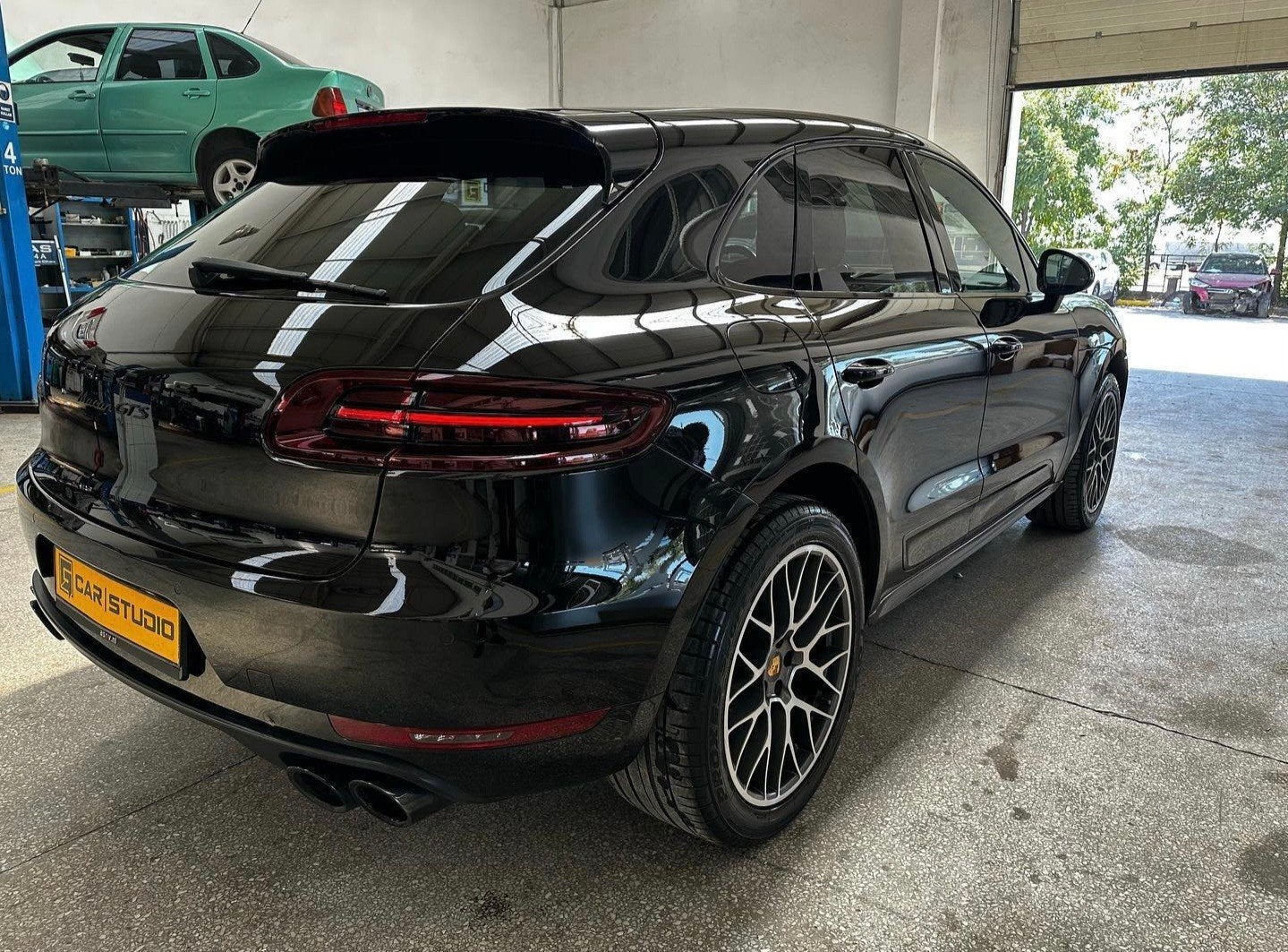 Foto 2 van Porsche Macan GTS 3.0 PANO 361PK • Luchtvering • SportChrono