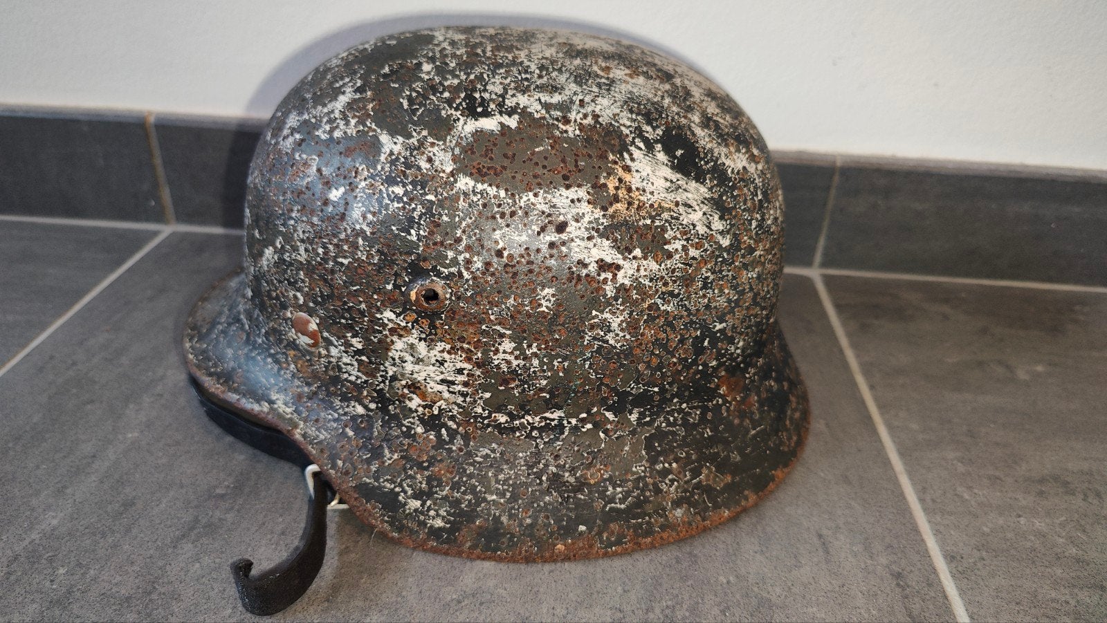 Duitse helm m35, dubbel decal, wintercamo, Verzamelen, Verzenden, Landmacht, Duitsland, Helm of Baret