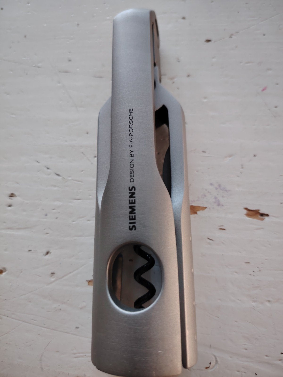 Siemens Design by F.A. Porsche Kurkentrekker, Ophalen