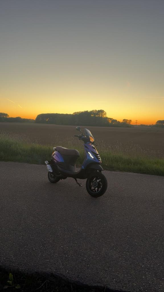 Piaggio Zip 70cc brom, Fietsen en Brommers, Scooters | Piaggio, Ophalen of Verzenden, Zo goed als nieuw