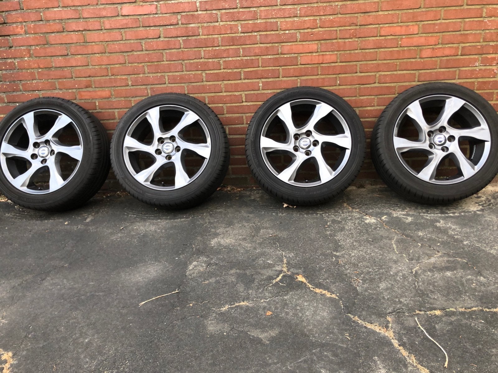 Vredestein Ultrac+ banden op originele Volvo velgen 225/45 R, Ophalen, Gebruikt, Banden en Velgen, 17 inch