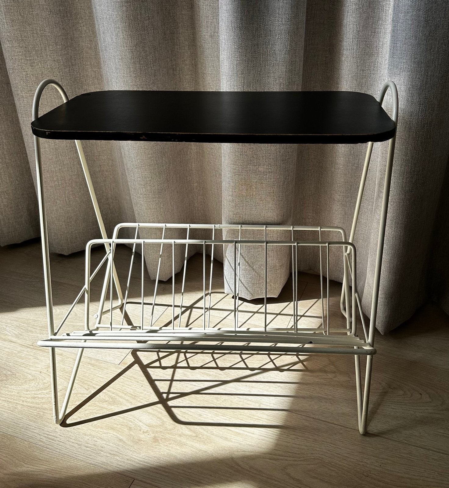 Vintage bijzettafel, tijdschriften standaard metaal en hout, Mid century vintage, Minder dan 55 cm, Gebruikt, Metaal of Aluminium