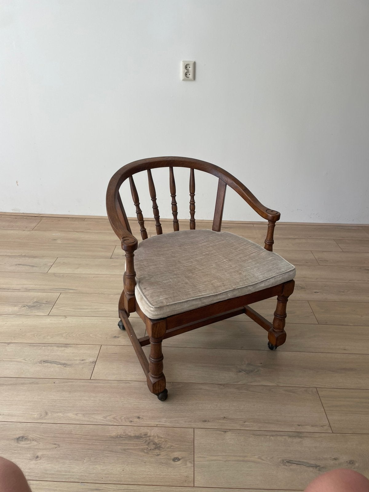 Antieke bureaustoel of captains chair, Ophalen