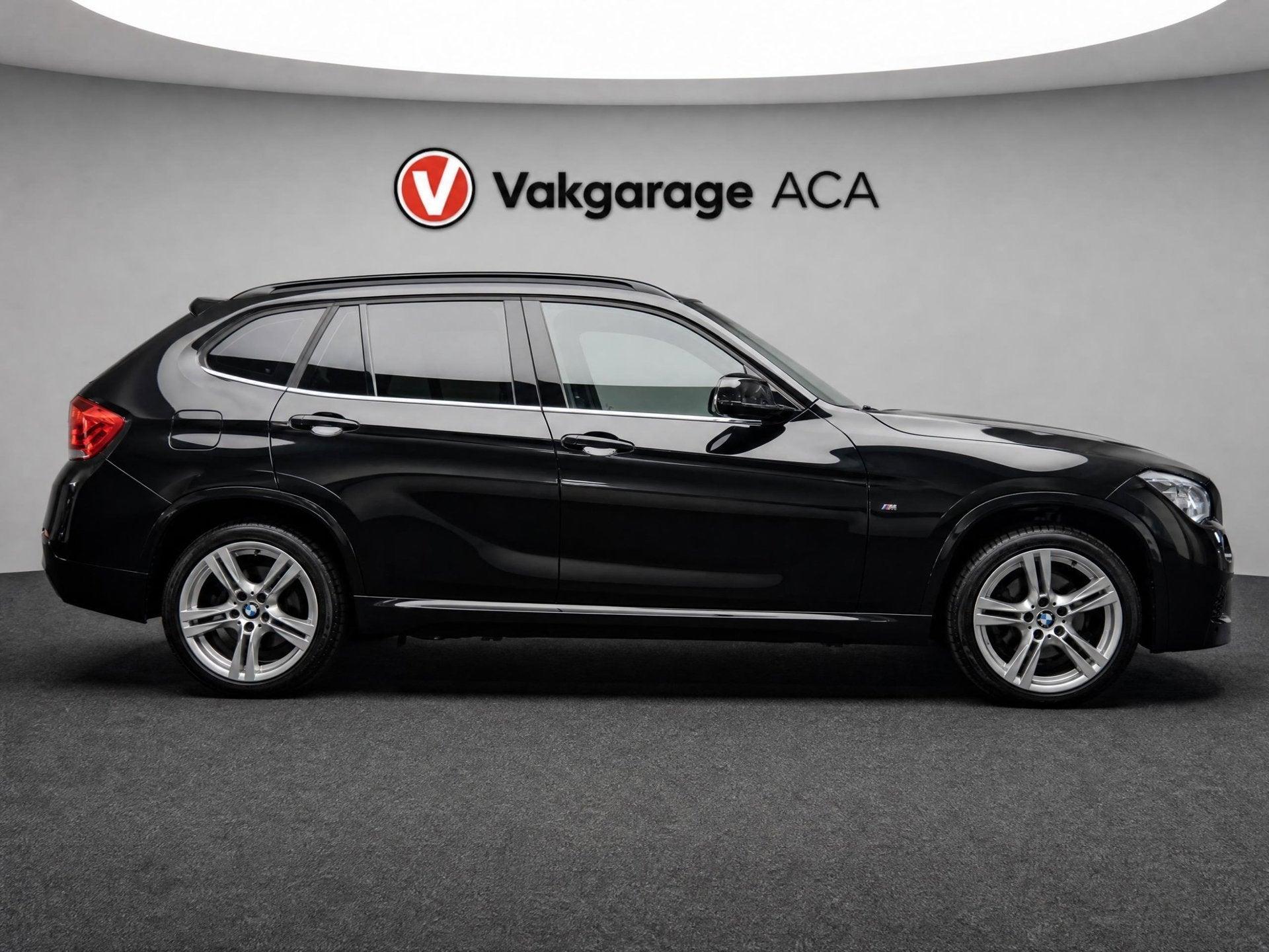 BMW X1 SDrive20i High Executive // PANO // NAVI // LEDER //, 4 cilinders, Zwart, 184 pk, SUV of Terreinwagen
