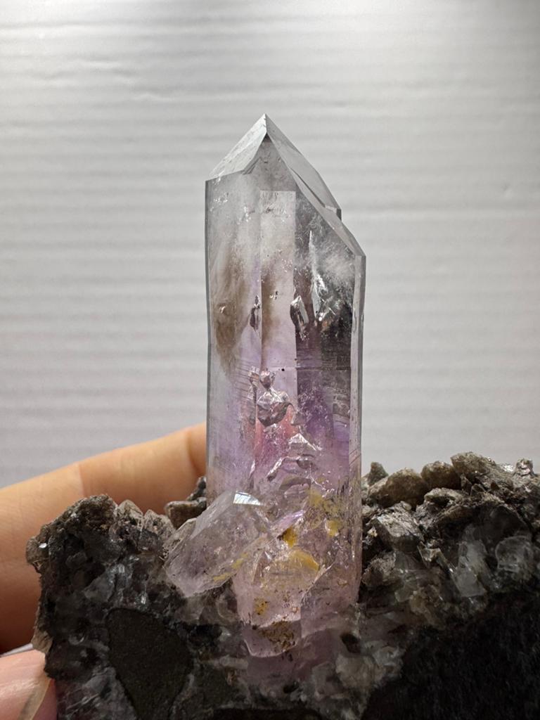 Amethist kristal op matrix mineraal - Goboboseb, Namibië, Ophalen of Verzenden, Mineraal