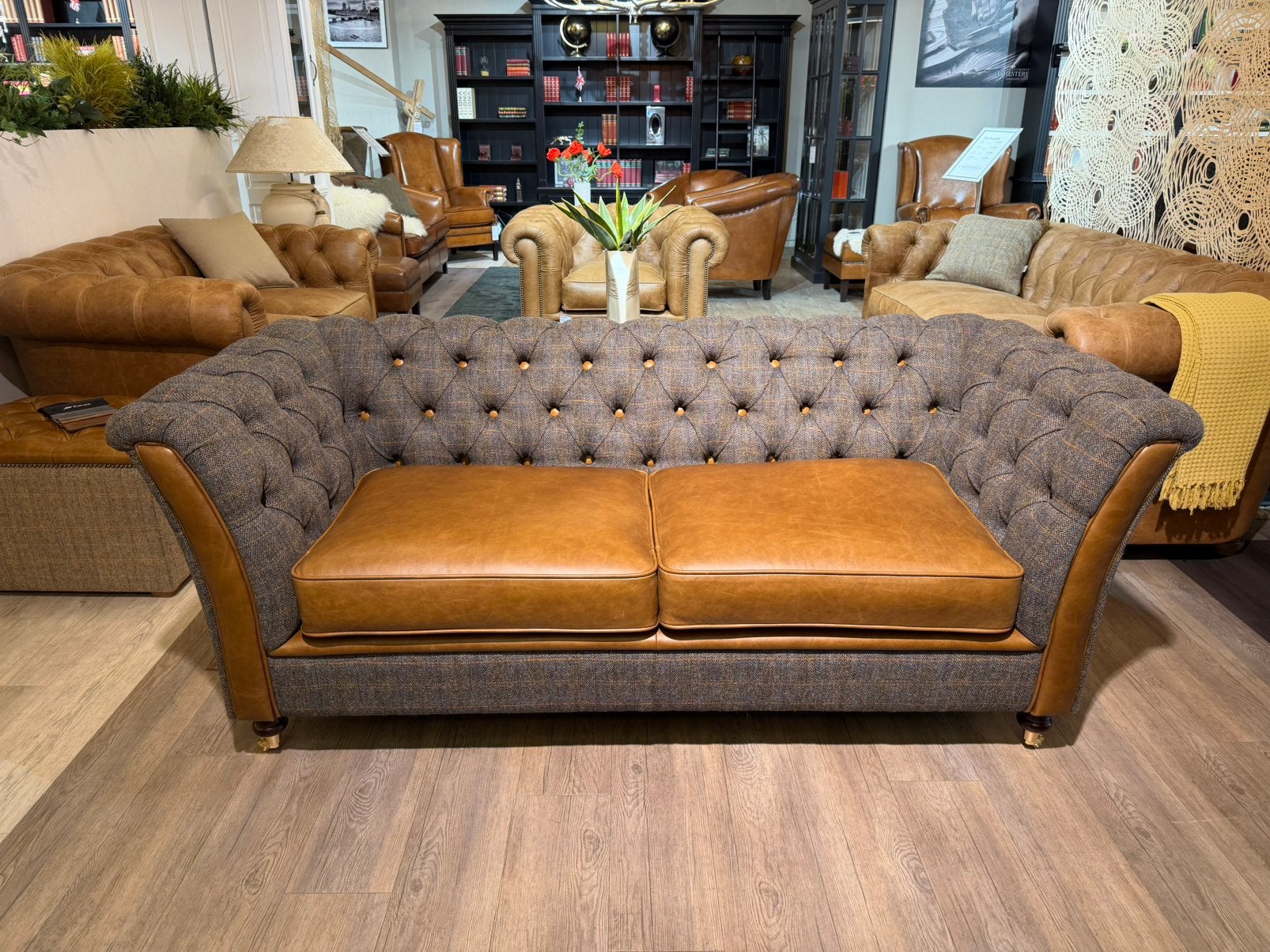 SHOWROOMMODEL BALTIMORE CHESTERFIELD 2,5 ZIT BANK STOF TWEED, Huis en Inrichting, Banken | Bankstellen, Ophalen of Verzenden, Nieuw
