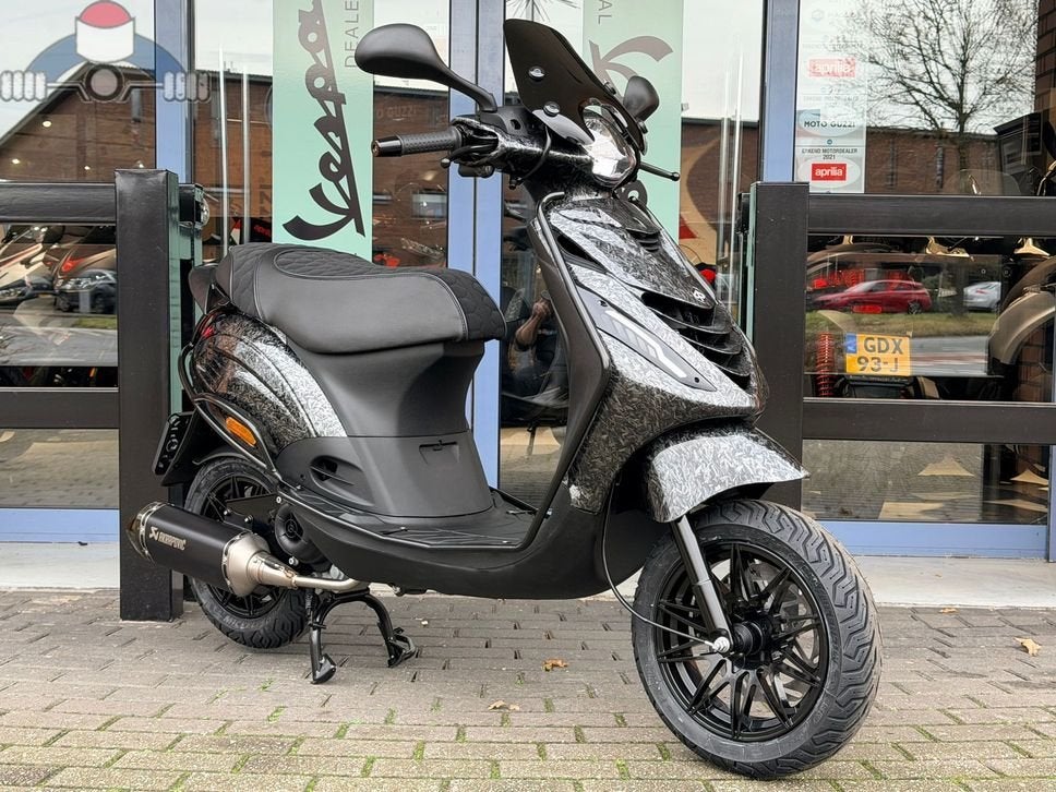 Nieuwe Piaggio Zip Forged Carbon,Alpha Matrix Led, Akrapovic