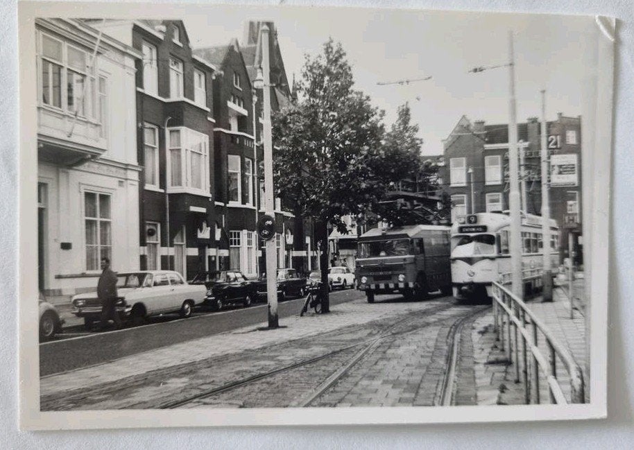 1214 Stationsweg Den Haag met PCC tram lijn 9 - Zwart-wit fo, Ophalen of Verzenden, 1960 tot 1980, Zuid-Holland