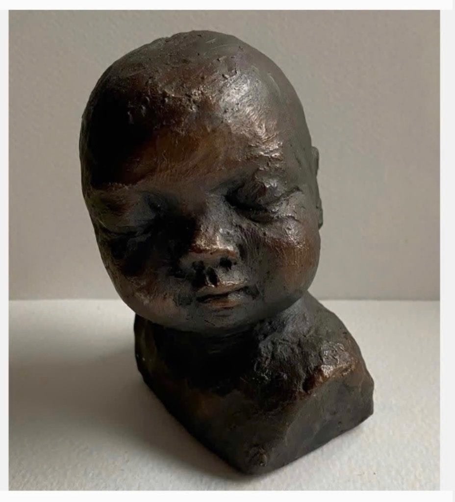 Prachtig beeld van baby jongen, Steen, Bronskleurig 10 cm, Antiek en Kunst, Ophalen of Verzenden