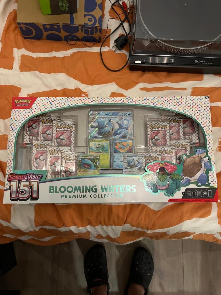 Pokémon 151 Blooming Waters Premium Collection Sealed, Hobby en Vrije tijd, Verzamelkaartspellen | Pokémon, Ophalen, Nieuw, Overige typen