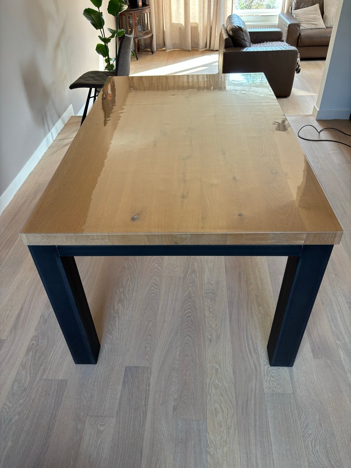 eikenhouten eettafel met zwart metalen poten, Ophalen, 100 tot 150 cm, Eikenhout, Zo goed als nieuw