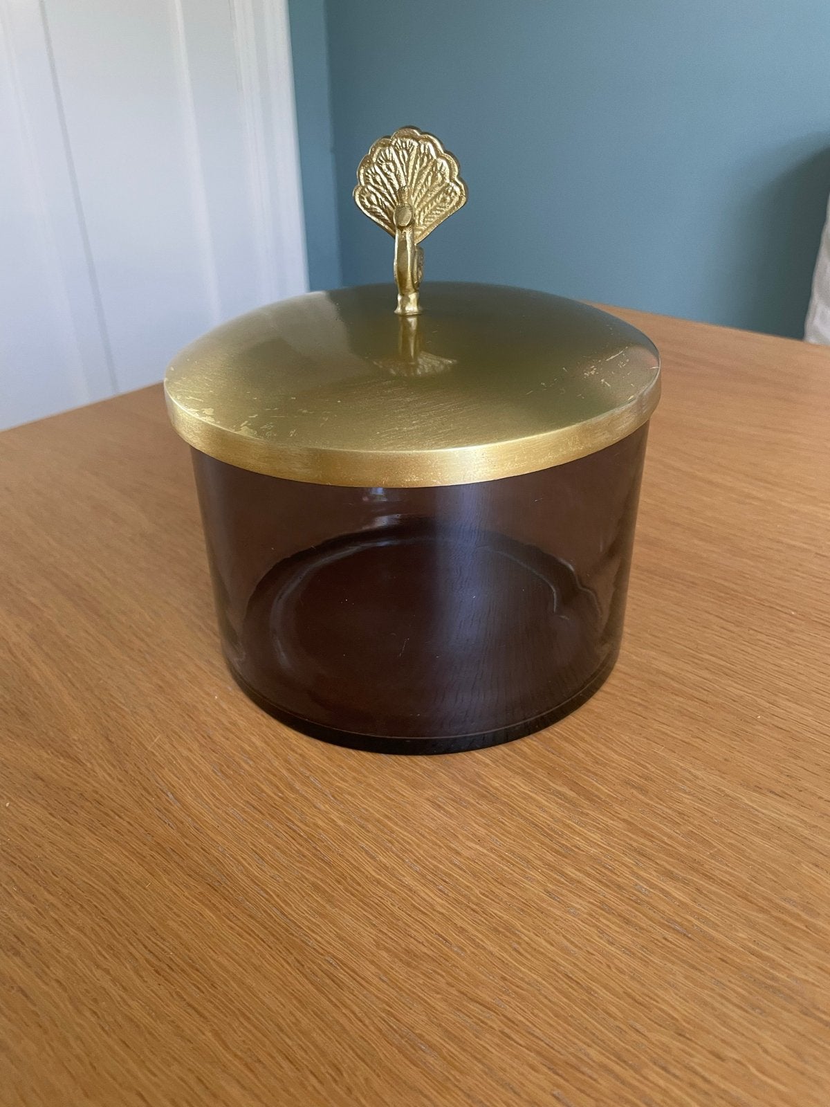Sissy Boy: glazen pot met gouden deksel pauw detail, Ophalen of Verzenden, Gebruikt, Goud, Glas