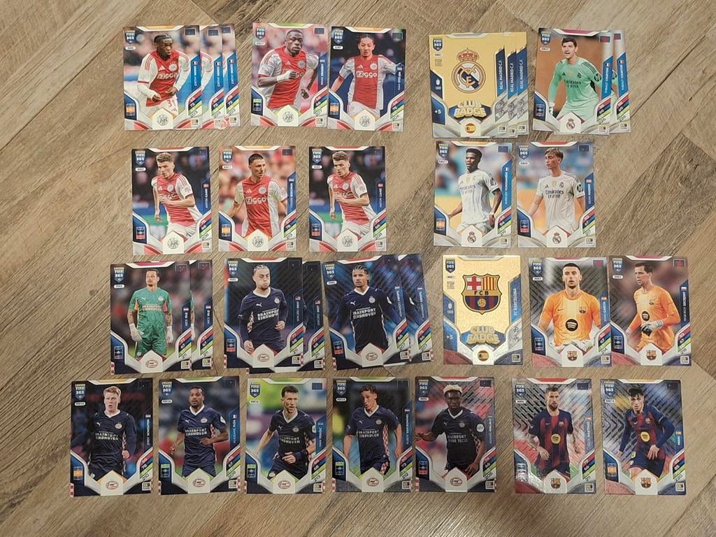 Panini FIFA 365 Adrenalyn Ajax, PSV, Real, Barca 2025/2026, Ophalen of Verzenden, Zo goed als nieuw, Ajax, Poster, Plaatje of Sticker