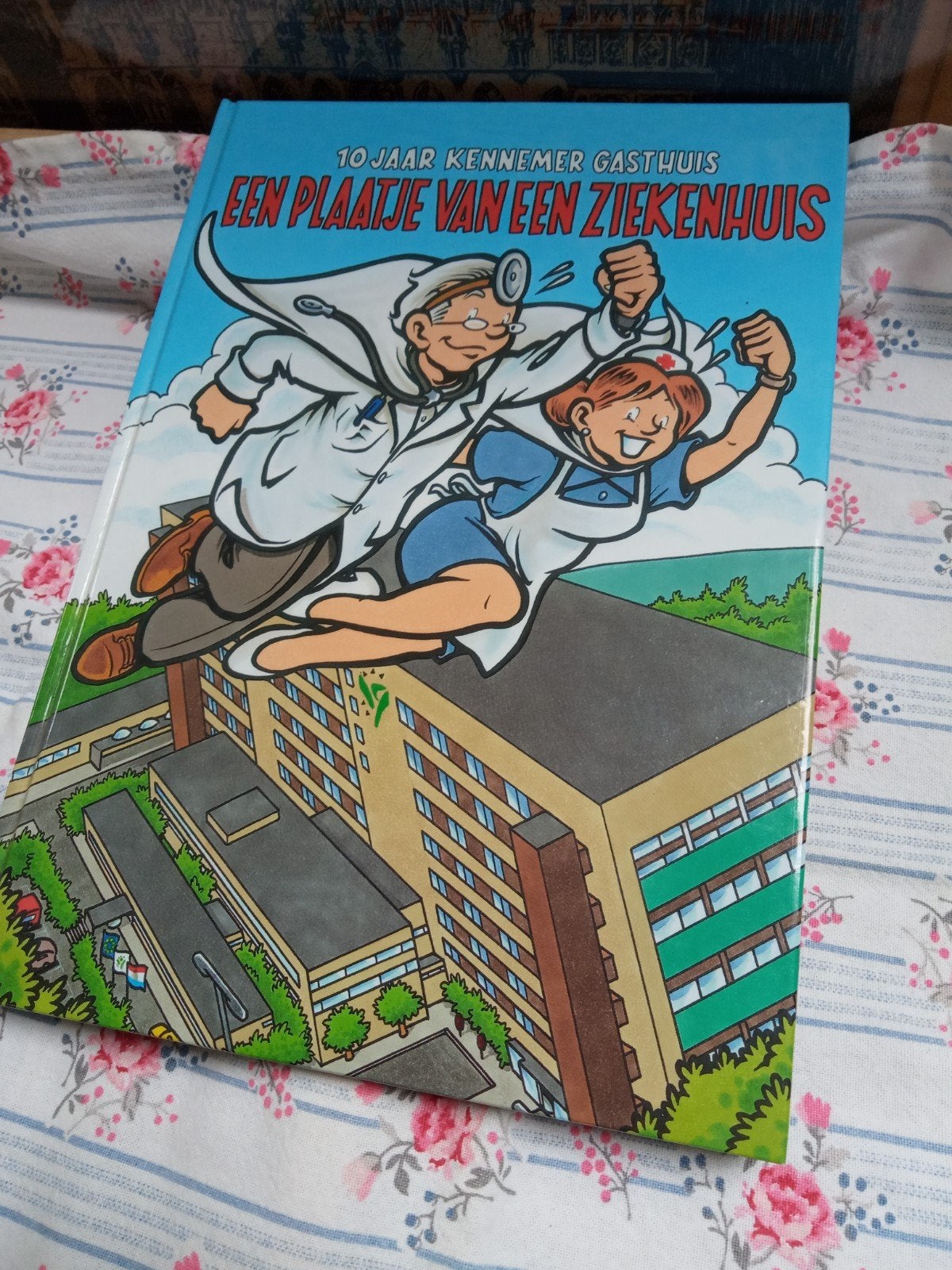 Boek 10 jaar Kennemer Gasthuis (thans Spaarne Gasthuis), Boeken, Ophalen of Verzenden, 20e eeuw of later, Gelezen