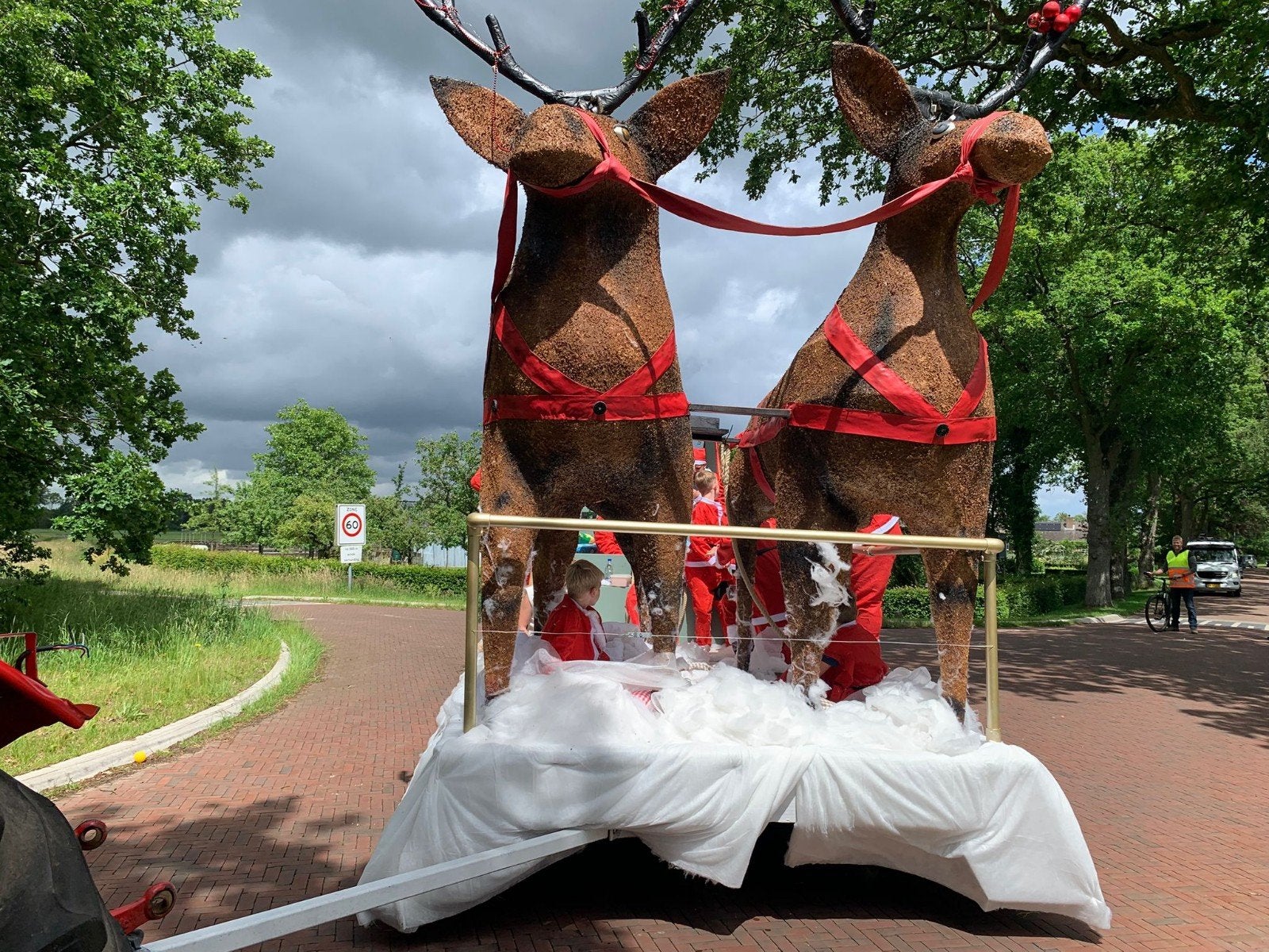 2 grote rendieren voor praalwagen/ versierdewagen / carnaval, Ophalen, Carnaval
