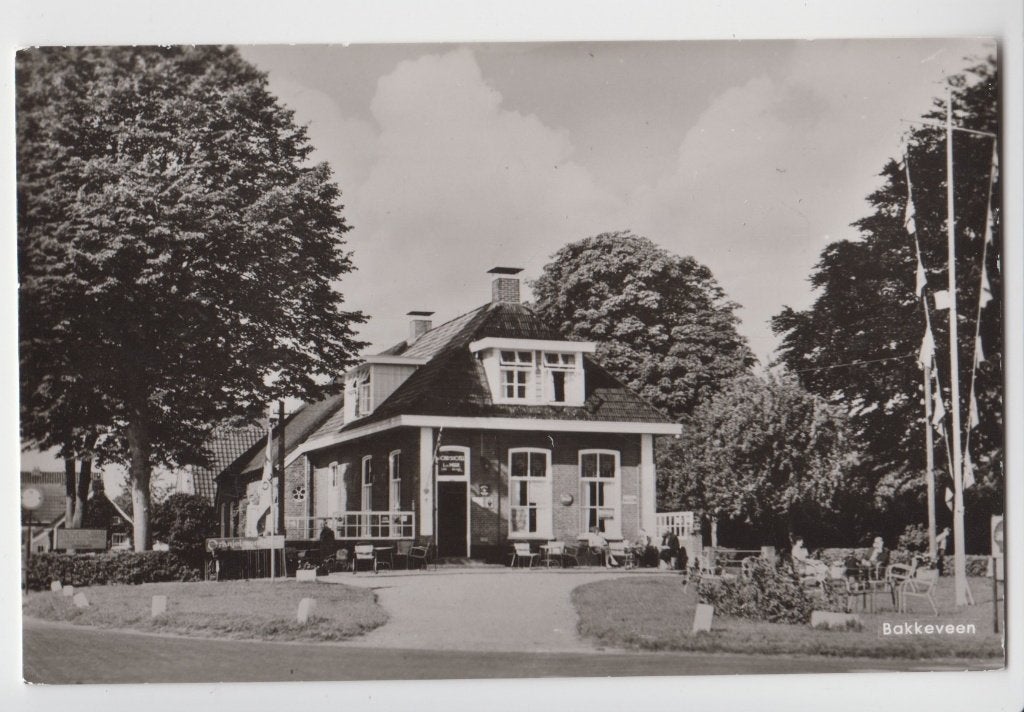 098 Bakkeveen Zitje met Mensen Uitg Hotel vd Meer Bakkeveen, Verzenden, 1940 tot 1960, Ongelopen, Friesland