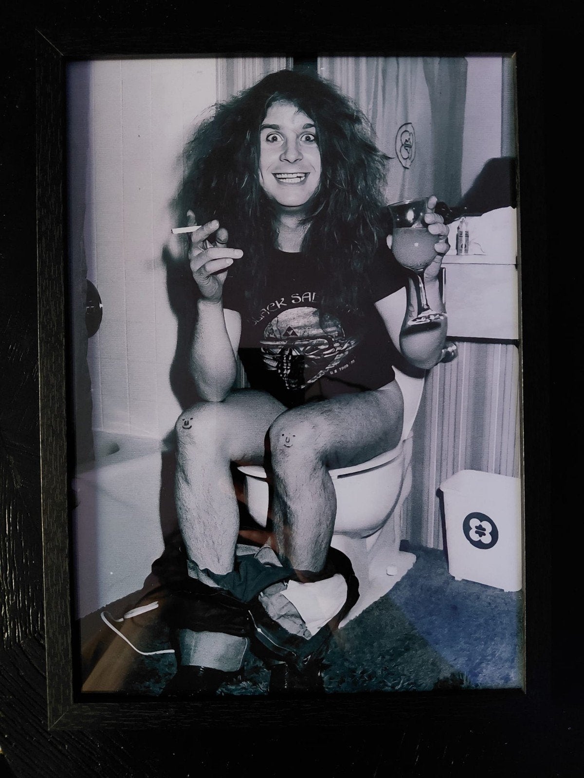Ozzy Osbourne op toilet - Ingelijste foto 21x30cm, Minder dan 50 cm, Ophalen of Verzenden, Zo goed als nieuw, Foto of Poster