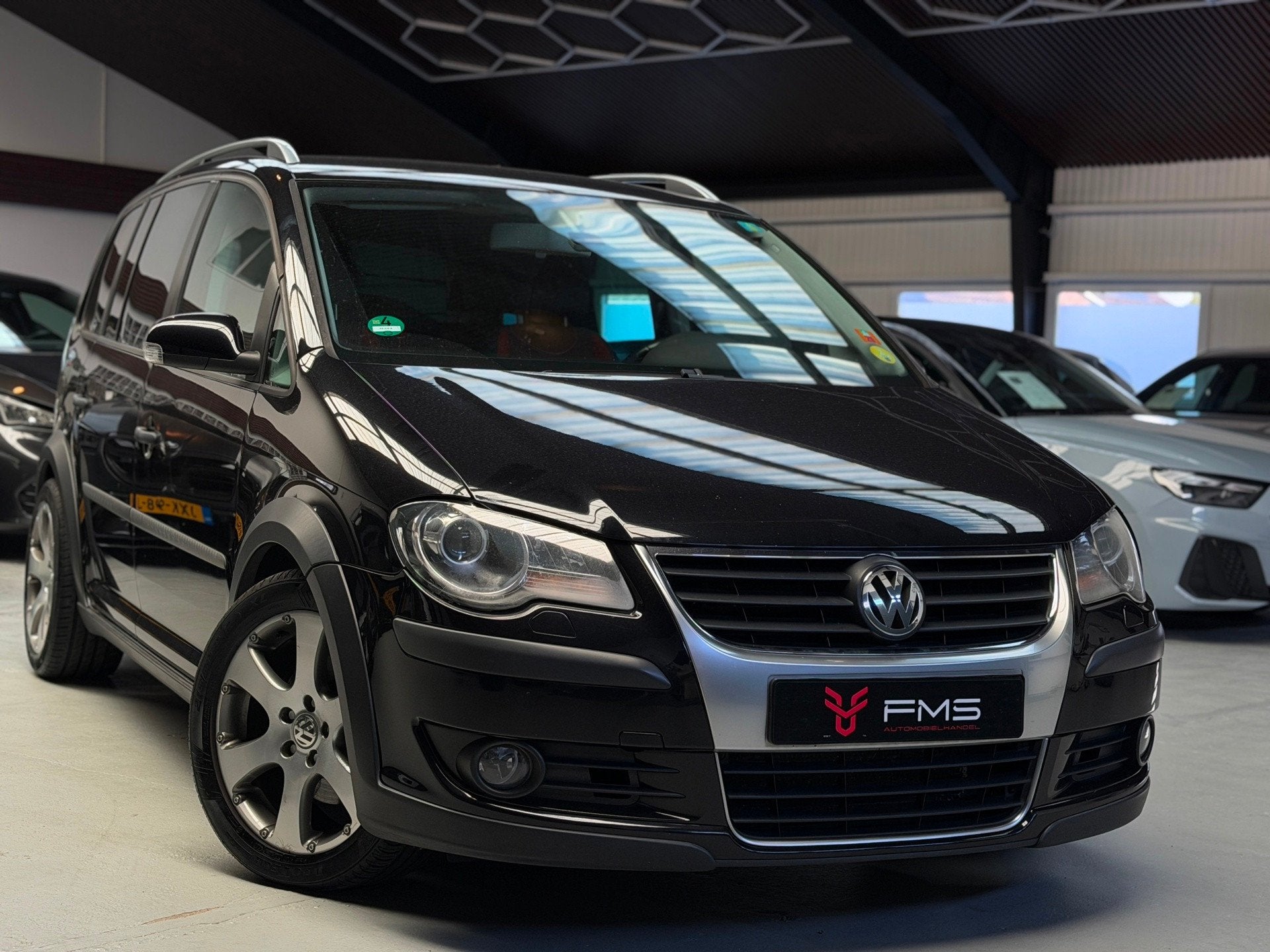 Volkswagen Touran 1.4 TSI Cross 5p. Airco Stoelverwarming, Auto's, Gebruikt, Zwart, 4 cilinders, Zwart