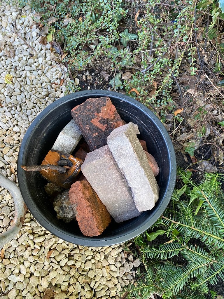 Drie emmers met stenen gratis af te halen, Ophalen, Gebruikt, Beton, Klinkers
