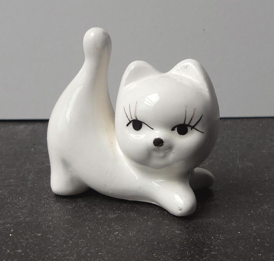 Vintage poezenbeeldje speelse kat poes wit porselein, Verzamelen, Beelden en Beeldjes, Ophalen of Verzenden, Gebruikt, Dier