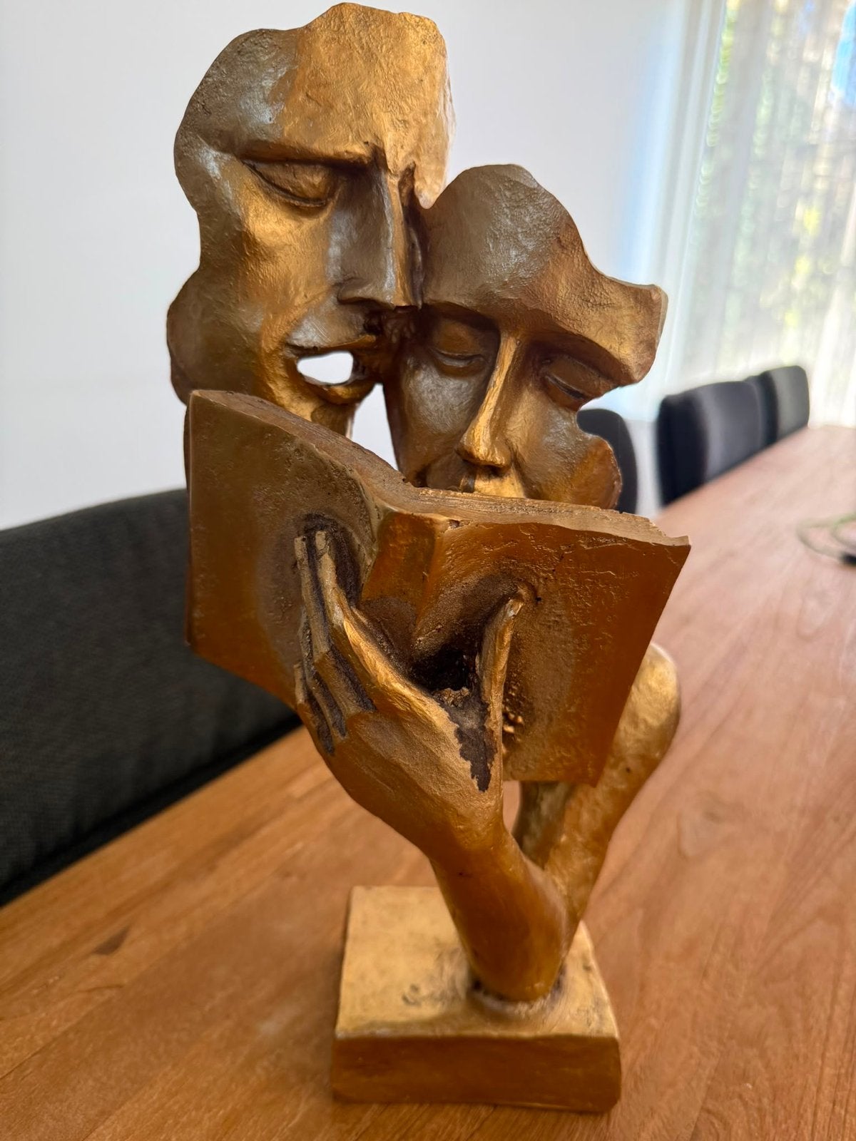 Abstract bronzen sculptuur van lezend paar, Ophalen, Groep mensen, 20 - 50 cm, Beeld