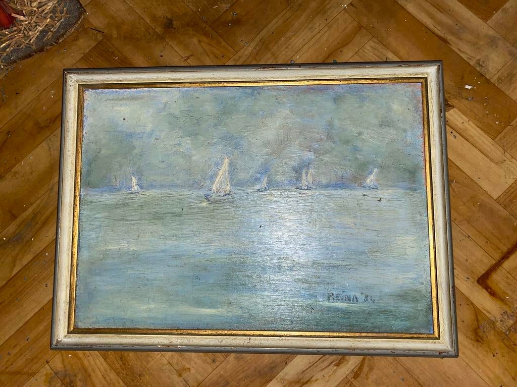 Zeegezicht met zeilboten op paneel, gesigneerd 'RENA 84', Antiek en Kunst, Ophalen of Verzenden