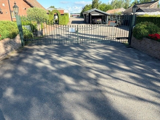 Elektrische stalen schuifpoort 3,75 m + 22 m hekwerk, Tuin en Terras, Tuinhekken en Hekwerk, Ophalen, Met poort, Gebruikt, Sierhekwerk