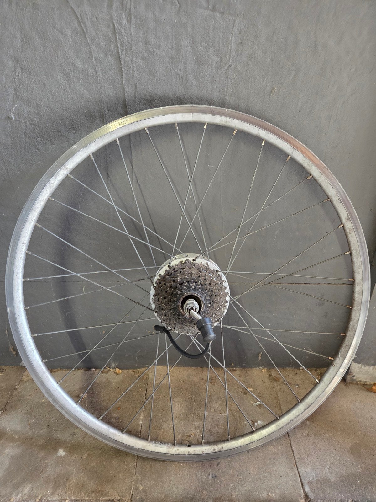 Achterwiel met motor. Afkomstig van RIH WERKING ONBEKEND, Gebruikt, Marcel Fietsen, Stationsweg 24 Bedum, Info@marcelfietsen.nl