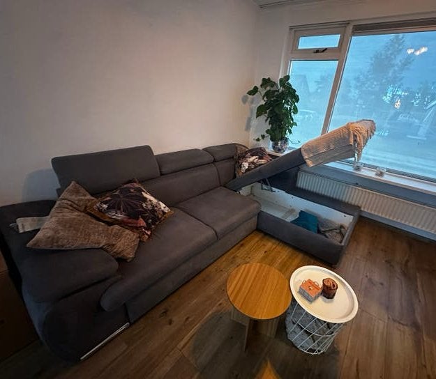 Slaapbank, eind augustus WEG., Huis en Inrichting, Banken | Bankstellen, Ophalen, Zo goed als nieuw, Vierpersoons of meer