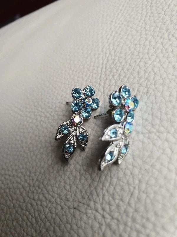 Vintage oorbellen met blauwe strass steentjes – bloemmotief, Ophalen of Verzenden, Blauw, Overige materialen