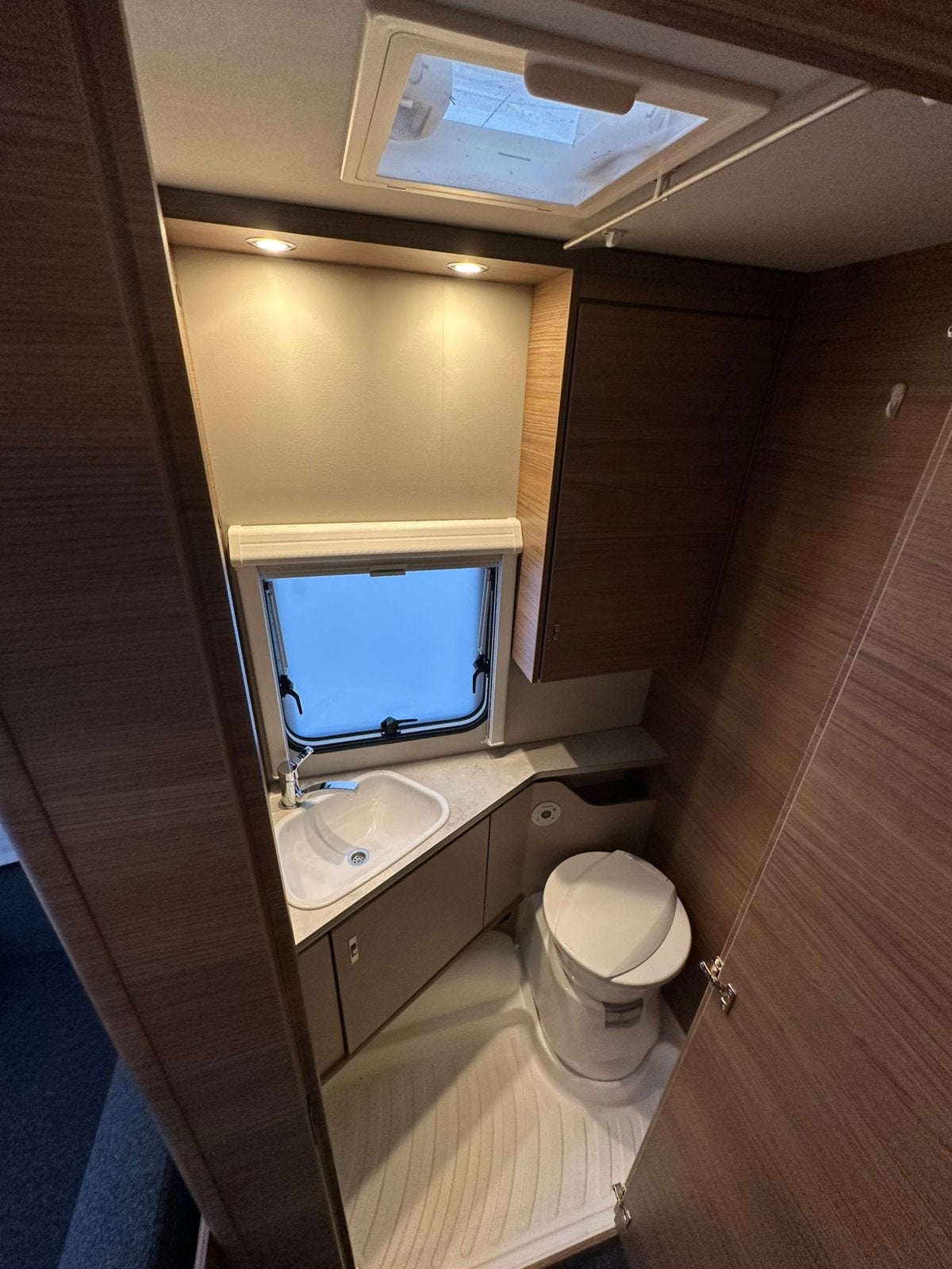 Foto 15 van Knaus Sport 420 QD E-Power met Airco/Mover/Voortent/TV