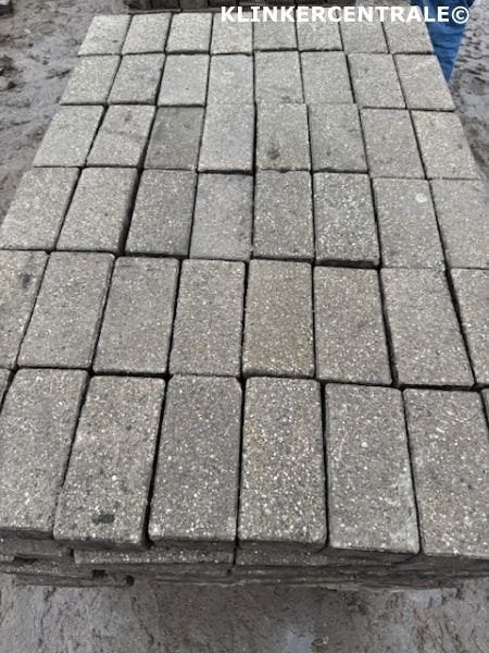650m2 grijs beton keiformaat klinkers, 10 duimers bkk bss, Bij dit gebruikte product niet meer te achterhalen., Gebruikt, Verzenden