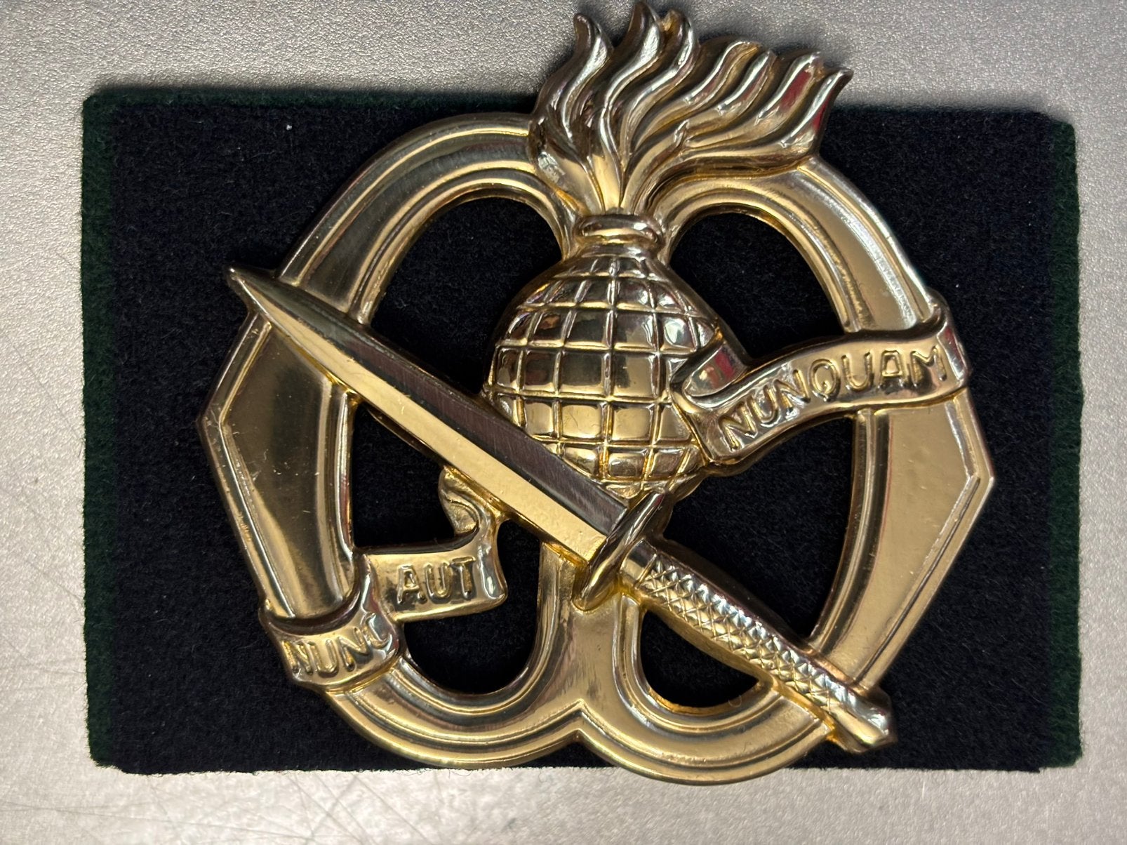 Baretembleem KCT commando nieuwstaat, Verzamelen, Militaria | Algemeen, Verzenden, Landmacht, Nederland, Embleem of Badge