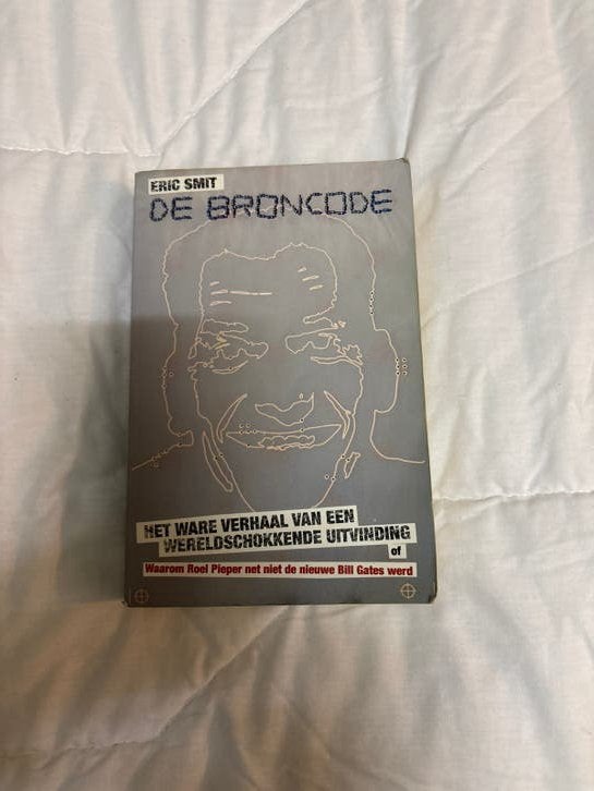 De Broncode - Het ware verhaal van een wereldschokkende uitv, Boeken, Ophalen of Verzenden, Gelezen, Overige onderwerpen