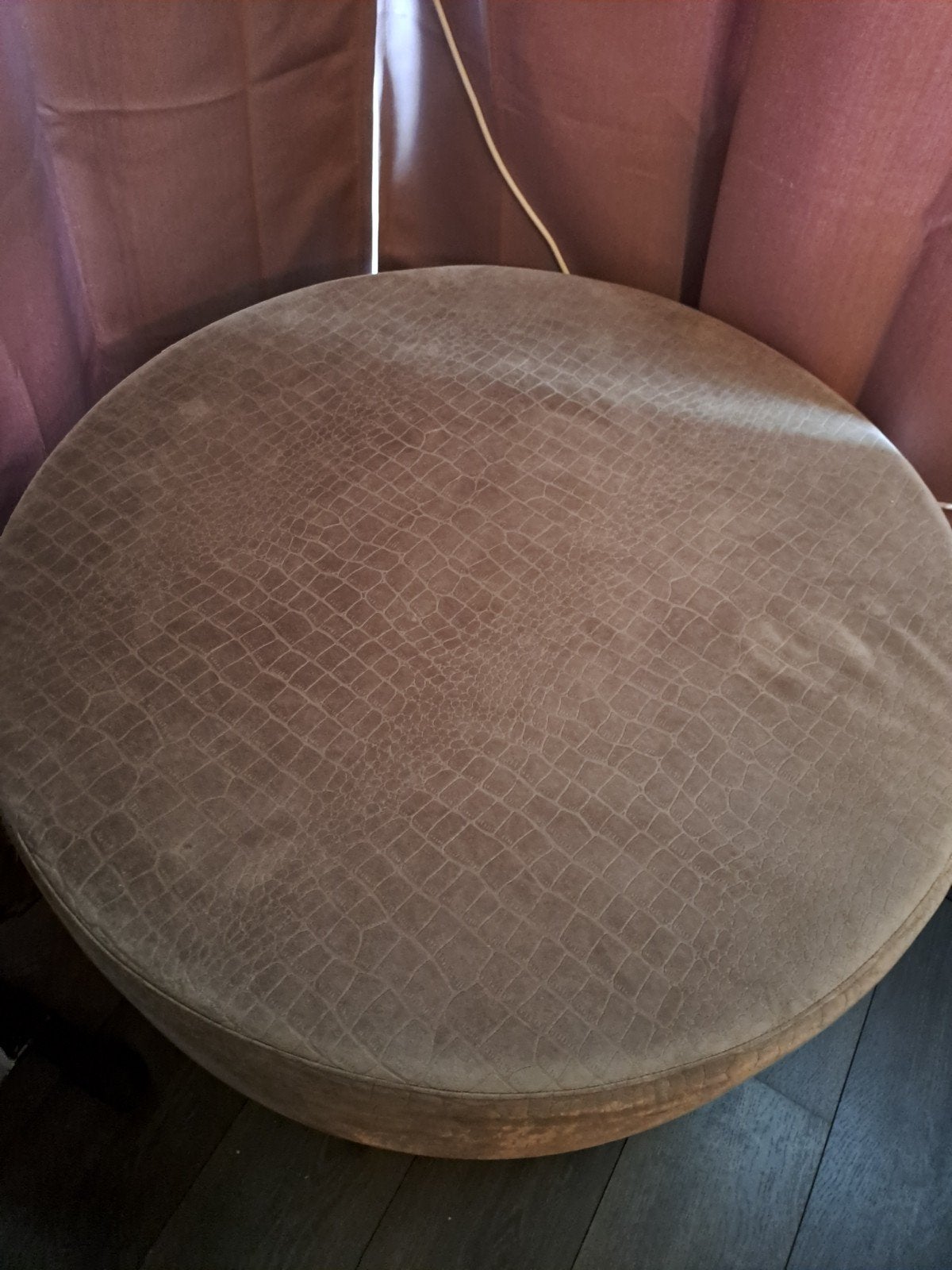 UrbanSofa by Ira Ness poef, 1x1m, hoogte 45cm, Modern met krokodillenprint, Gebruikt, Rond, 75 tot 100 cm