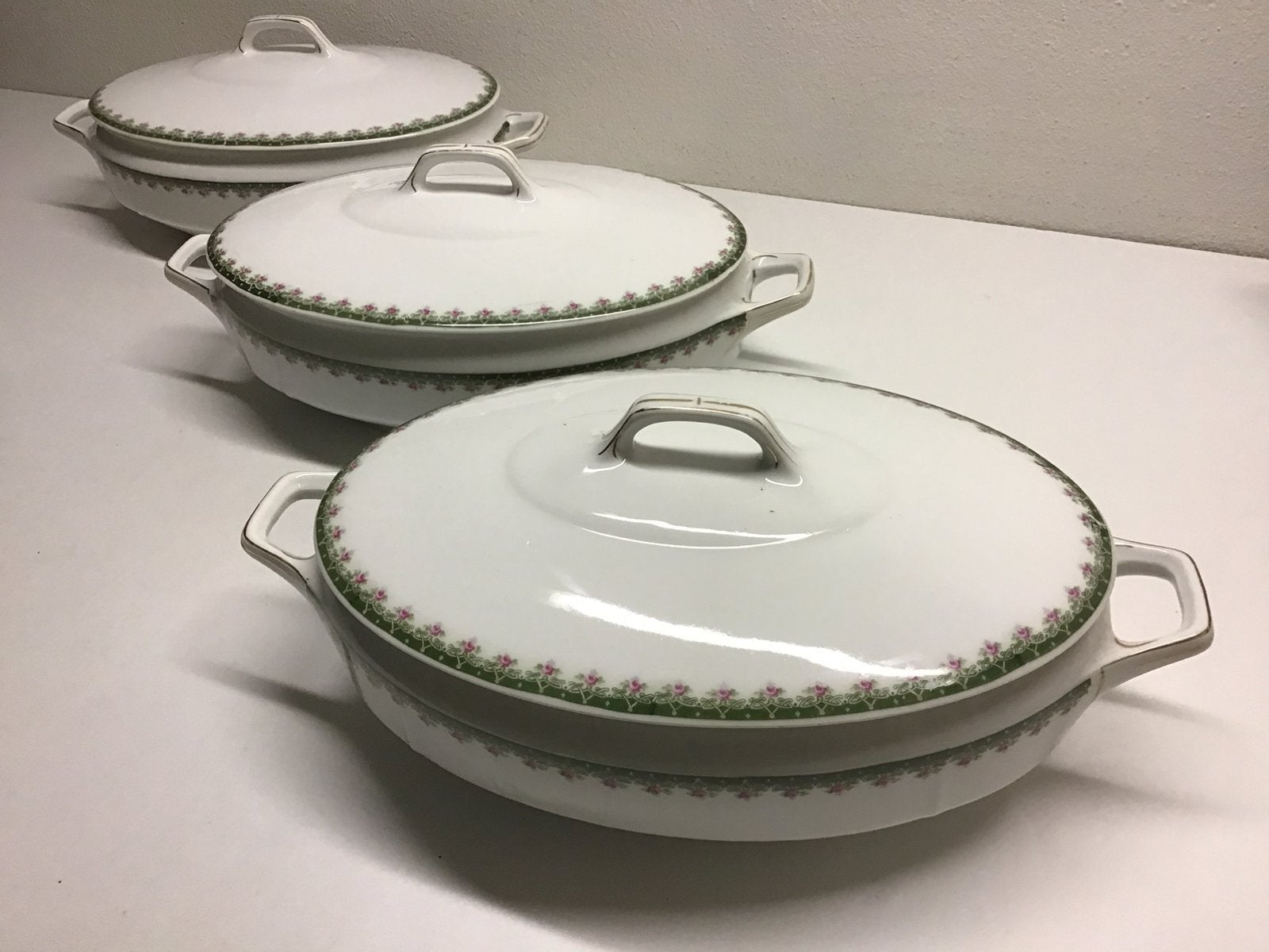 3x dekschaal schaal KPM rozen -wit groen roze - porselein, Ophalen of Verzenden, Porselein, Klassiek, Schaal of Schalen