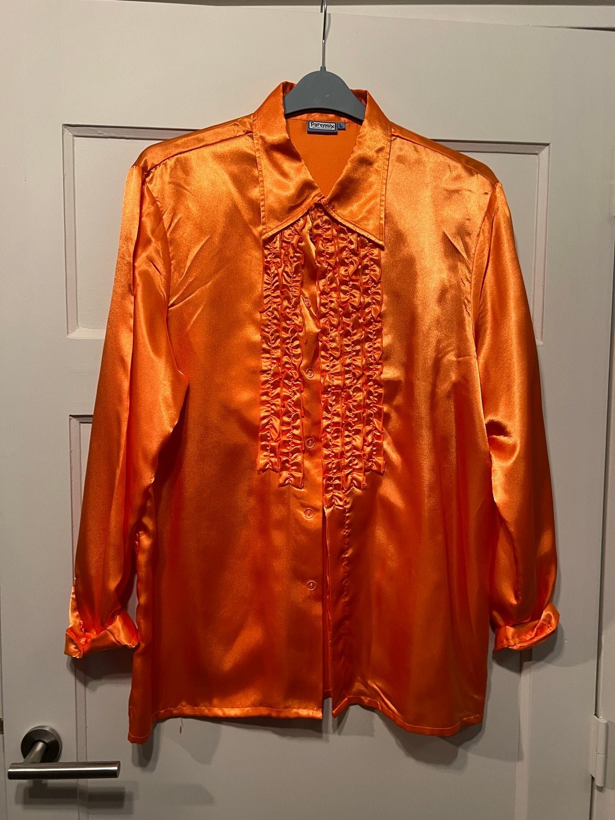 Oranje satijnen overhemd met ruches - Partymix L, Ophalen of Verzenden, Zo goed als nieuw, Oranje, Halswijdte 41/42 (L)