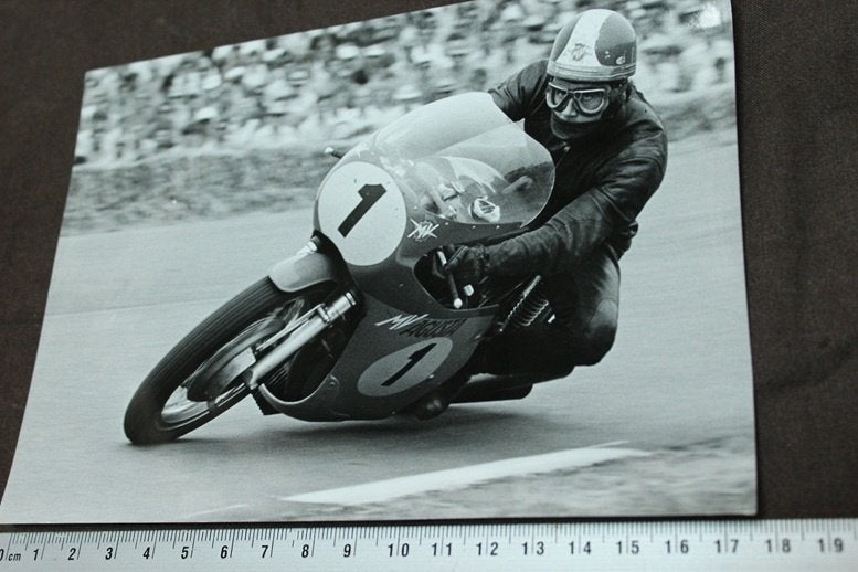 foto Agostini op MV Agusta racer TT Assen ?? 1973, Ophalen of Verzenden, Gelezen