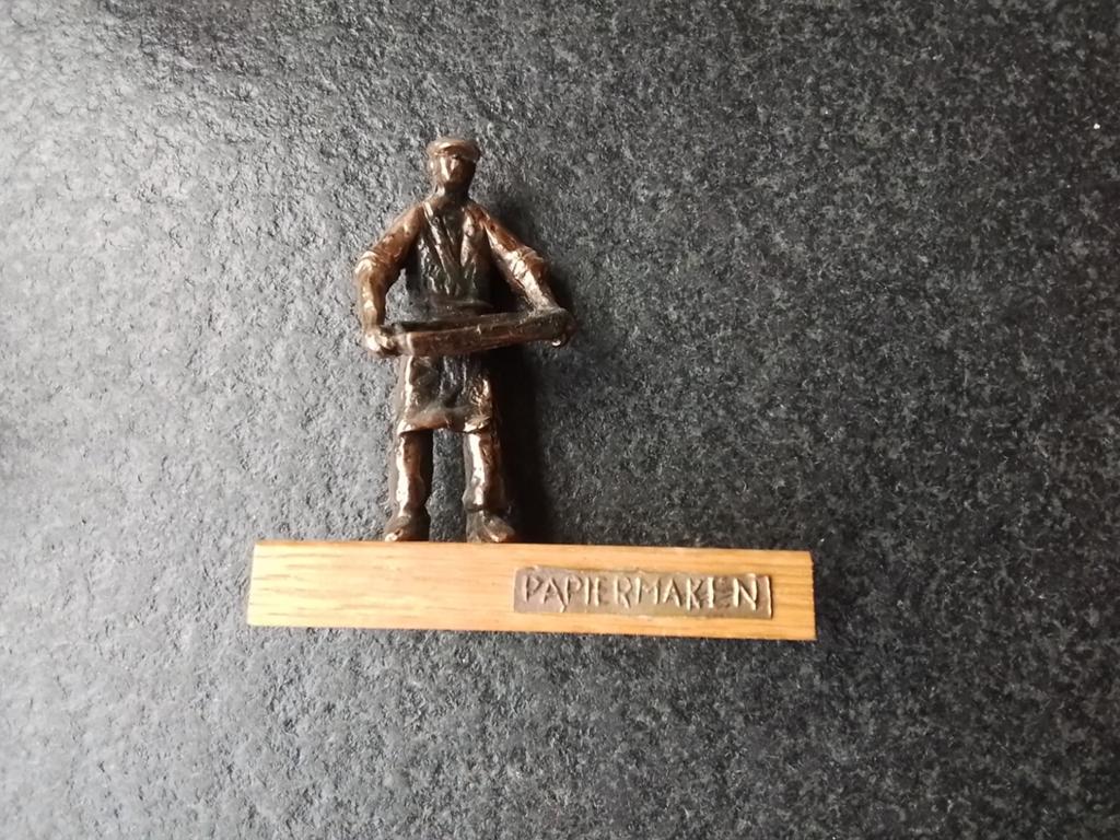 Koperen beeldje "Papiermaker", Antiek en Kunst, Ophalen of Verzenden