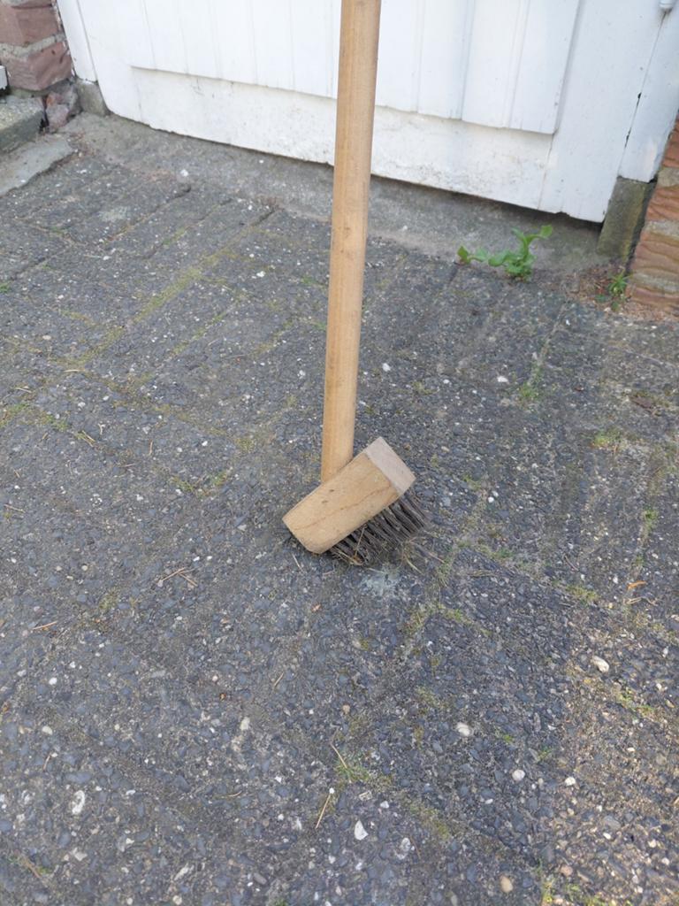 Tuingereedschap onkruidborstel, Ophalen